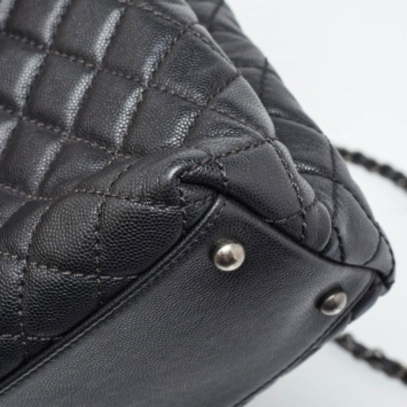Chanel Schwarz/Rot Gestepptes Kaviarleder und Eidechse Medium Coco Top Handle Bag im Angebot 6