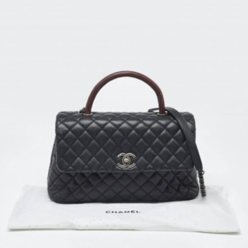 Jede Kreation von Chanel bewahrt das Erbe der Marke mit ihrer brillanten Handwerkskunst und ihren künstlerischen Designs. Diese Coco-Tasche aus einer der berühmtesten Kollektionen ist aus Kaviarleder und Eidechsenhaut gefertigt und verkörpert einen