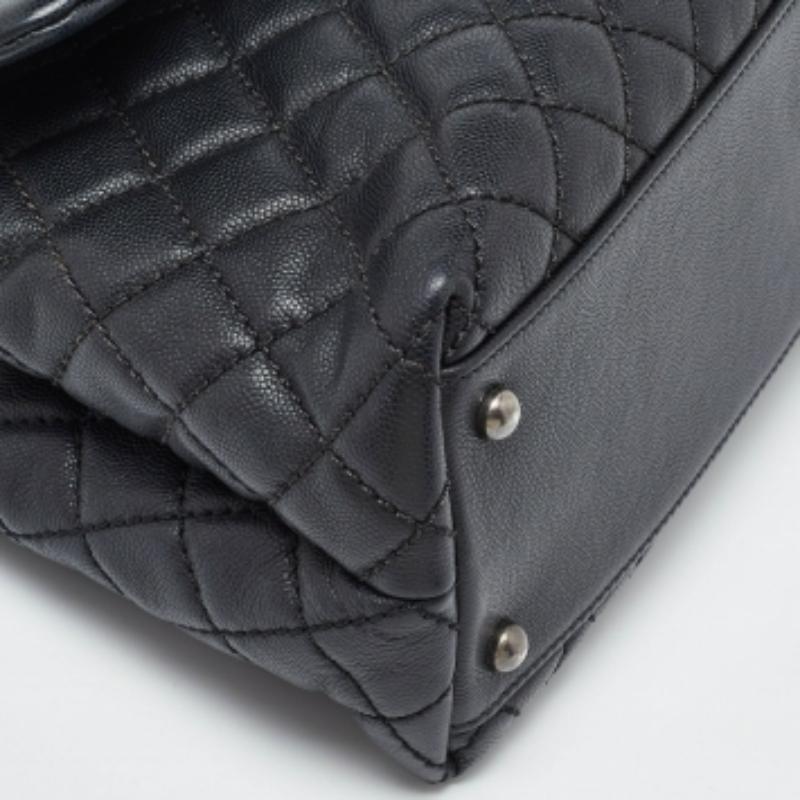 Chanel Schwarz/Rot Gestepptes Kaviarleder und Eidechse Medium Coco Top Handle Bag Damen im Angebot