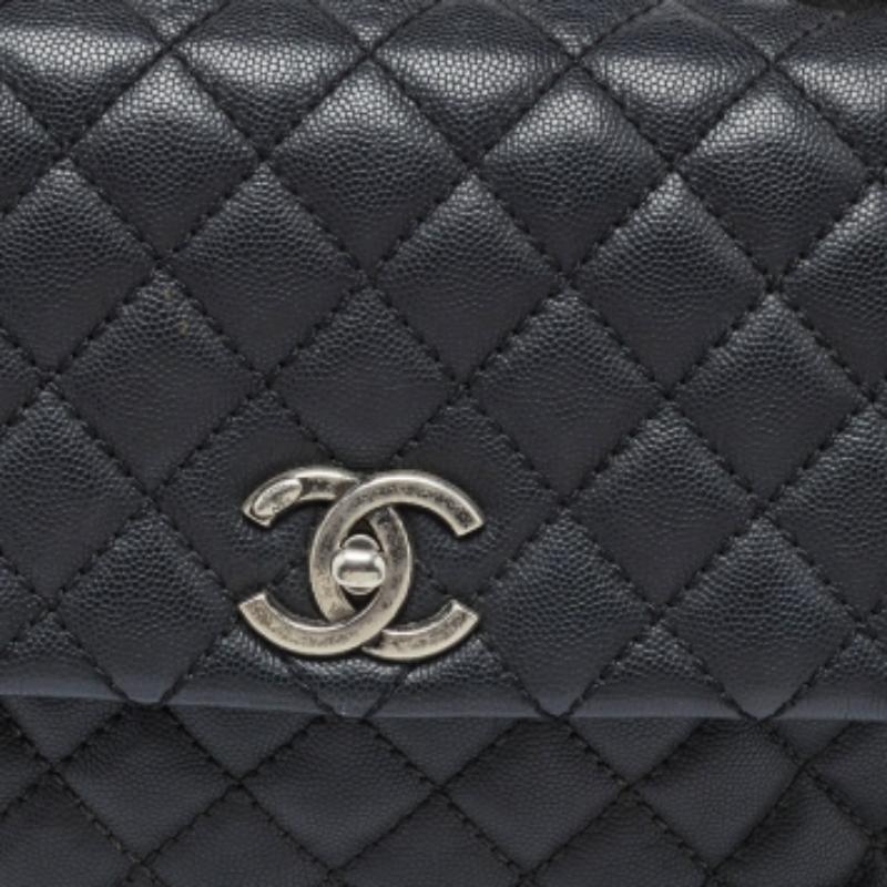 Chanel Schwarz/Rot Gestepptes Kaviarleder und Eidechse Medium Coco Top Handle Bag im Angebot 3