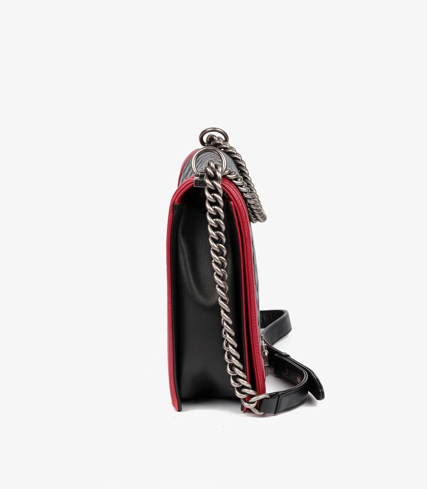 Chanel Black & Red Quilted Lambskin Large Le Boy (Schwarz) im Angebot