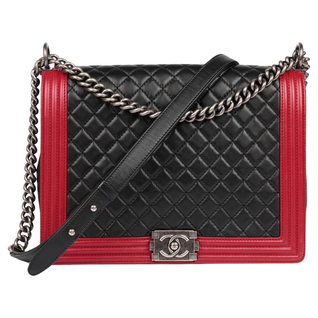 Chanel Large Le Boy en cuir d'agneau matelassé noir et rouge en vente