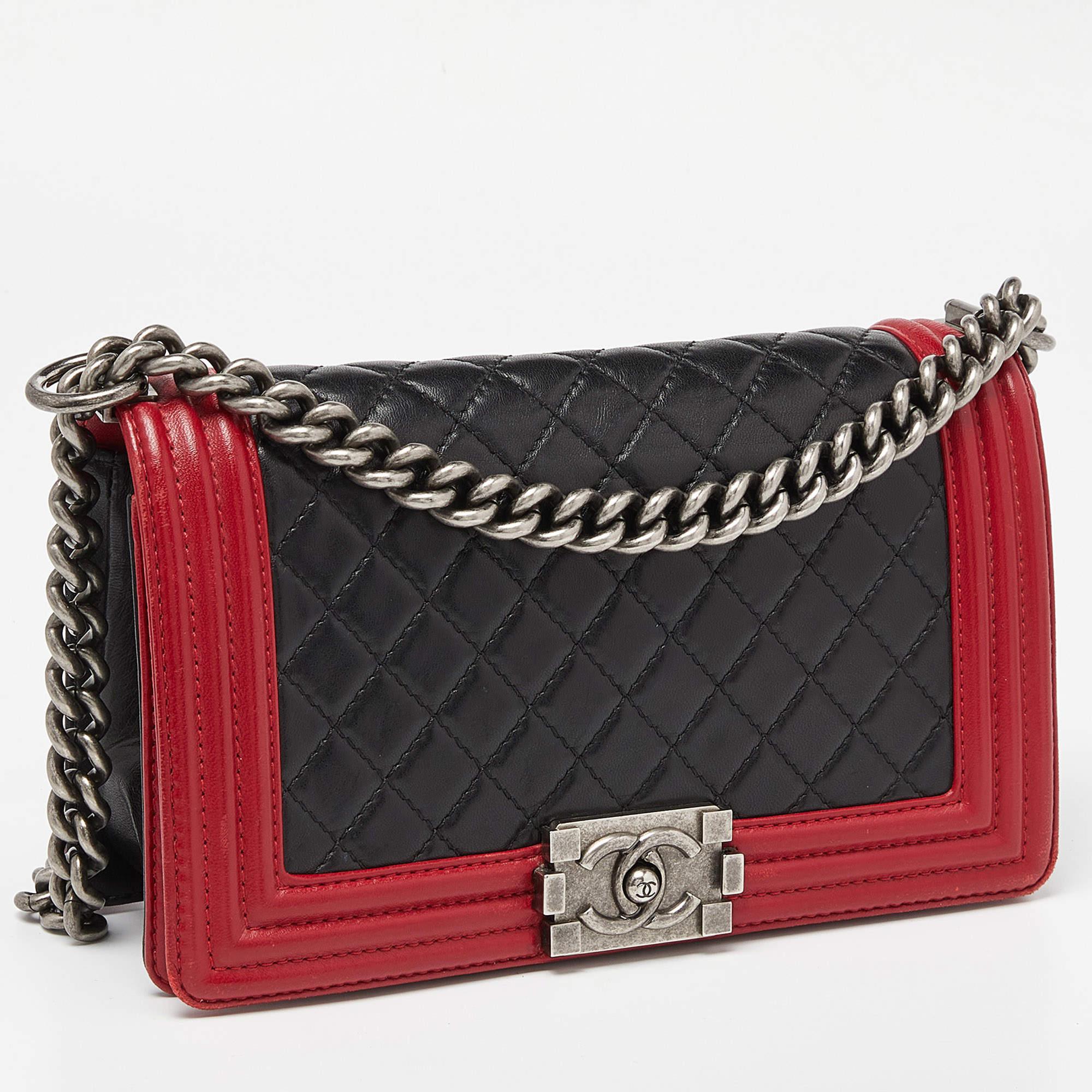 Women's Chanel Black/Red Quilted Leather Medium Boy Flap Bag For Sale