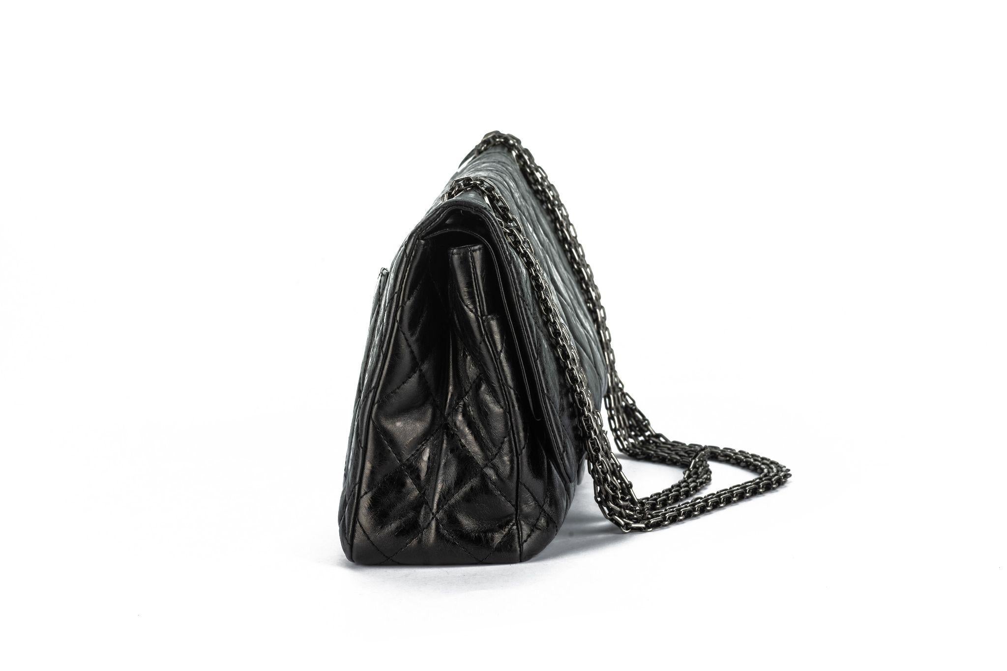 La borsa Chanel Distressed Calfskin 2.55 Reissue Flap in nero è una splendida borsa a tracolla realizzata in pelle di vitello trapuntata a rombi. La borsa è dotata di spallacci a catena bijoux argentati e di un lucchetto frontale quadrato argentato.