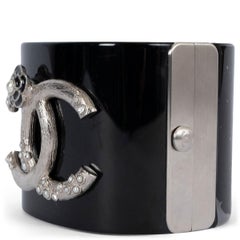 CHANEL Manchette CC CAMELLIA 2014 en résine noire