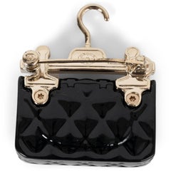 CHANEL 23C MONTE CARLO HANGER FLAP BAG Broche en résine noire