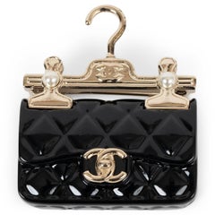 CHANEL 23C MONTE CARLO HANGER FLAP BAG Broche en résine noire