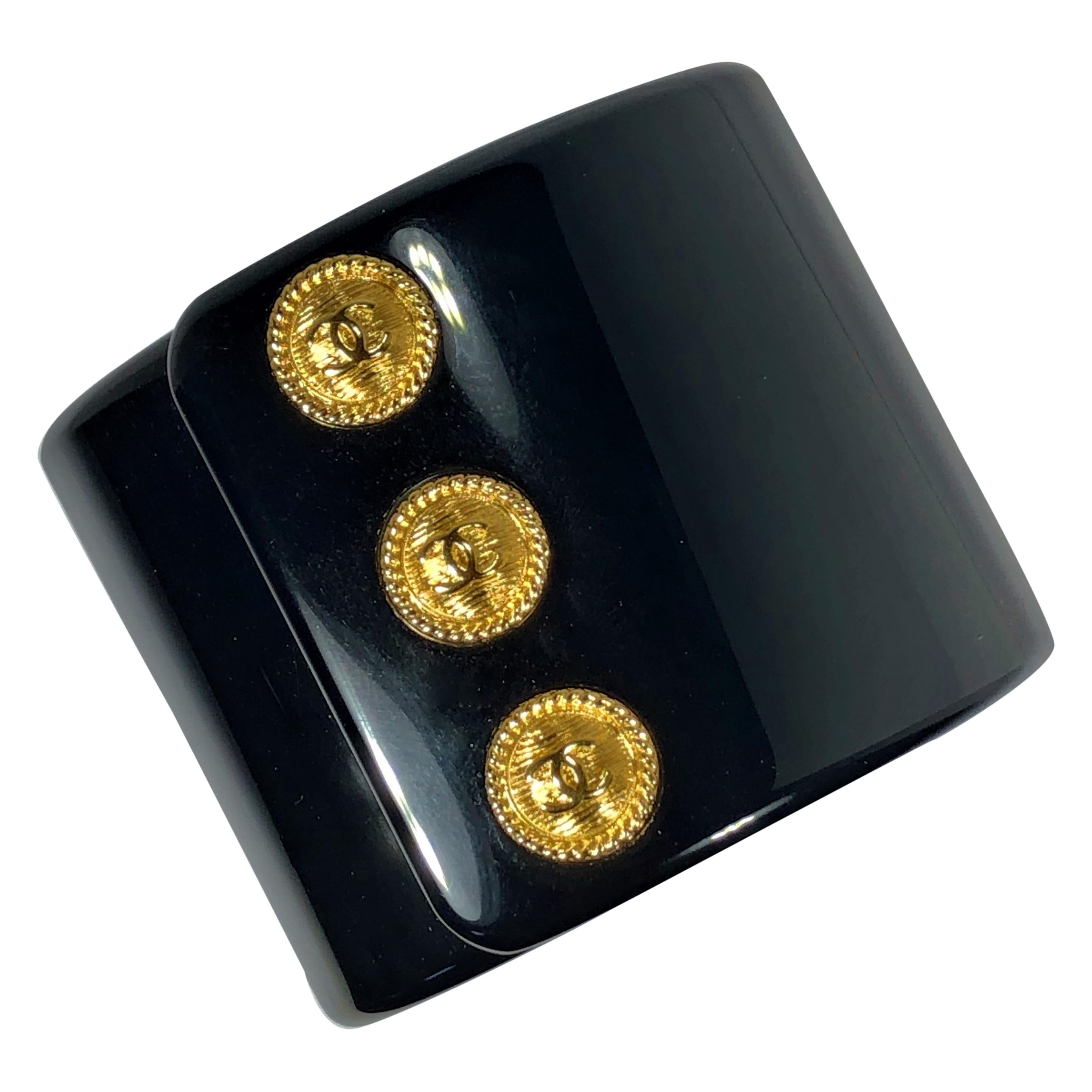 Chanel Bracelet manchette à 3 boutons en résine noire, collection automne 2018