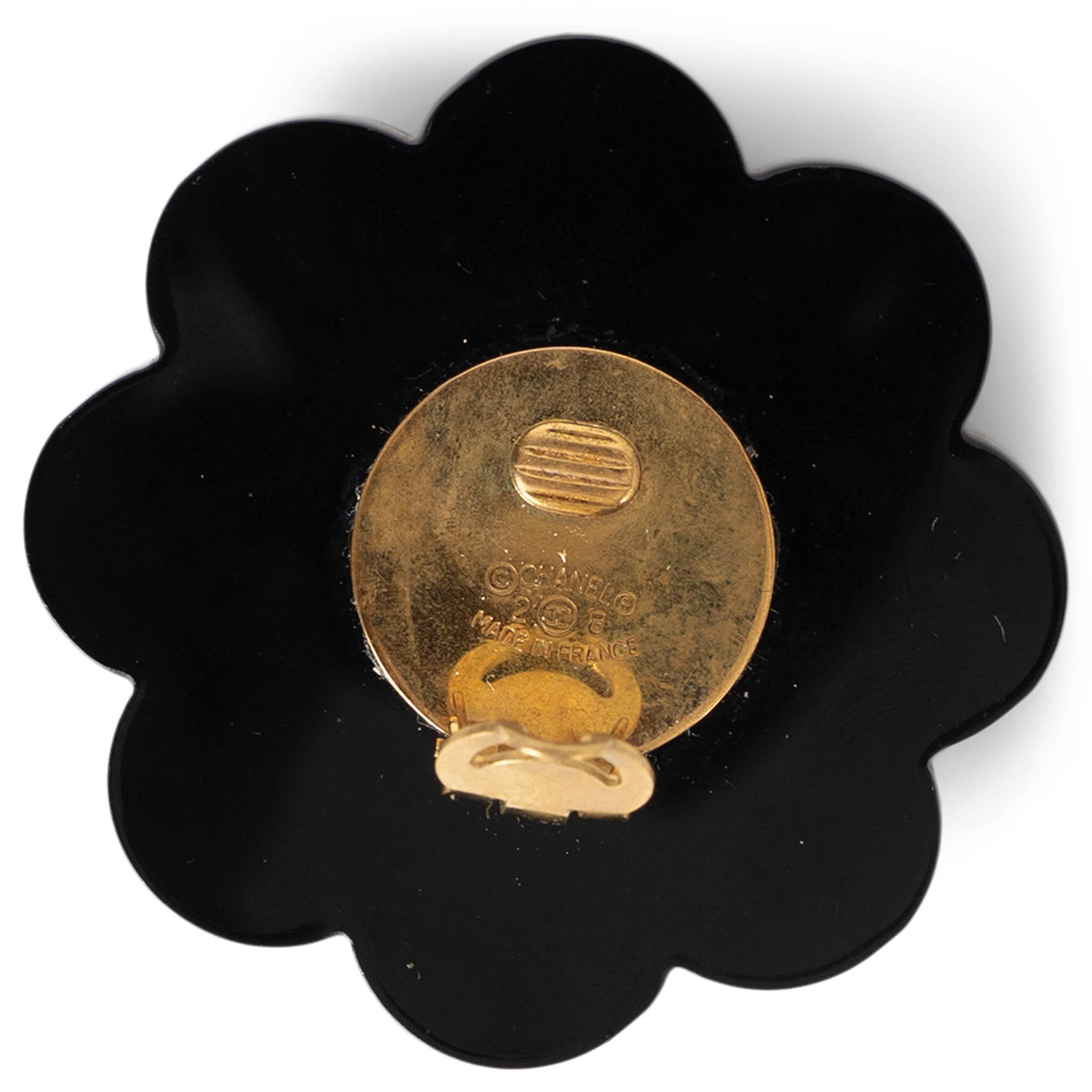 CHANEL black resin 92P CAMELLIA IMITATION PEARL Earrings Ear Clips Pour femmes en vente