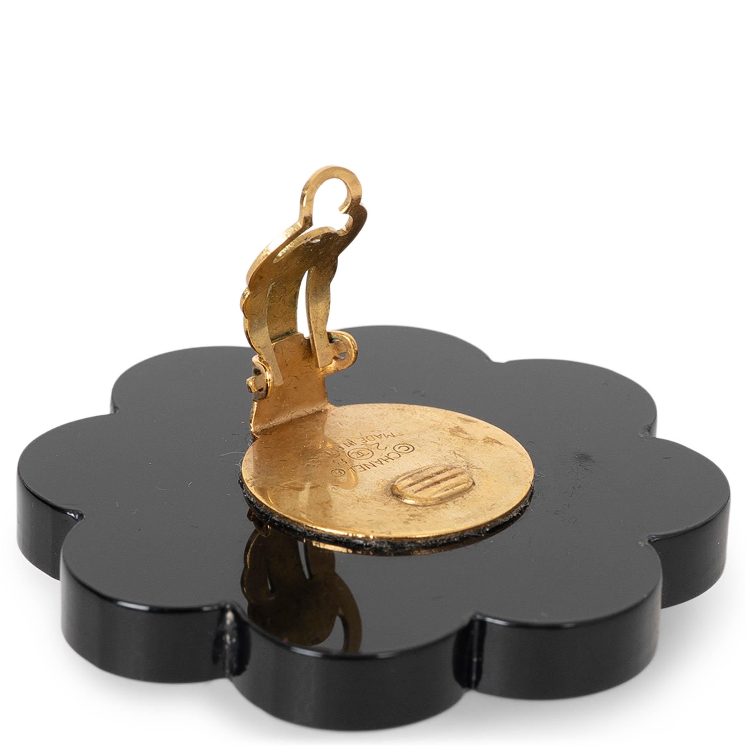 CHANEL black resin 92P CAMELLIA IMITATION PEARL Earrings Ear Clips en vente 1