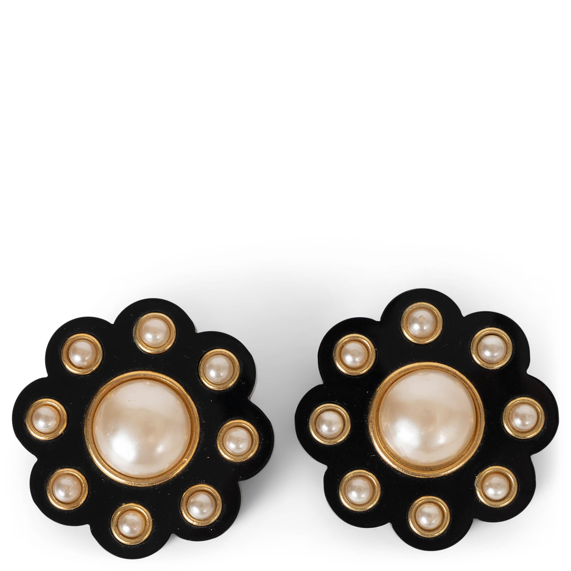 CHANEL black resin 92P CAMELLIA IMITATION PEARL Earrings Ear Clips en vente
