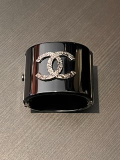 Chanel Manchette CC en résine noire et argent
