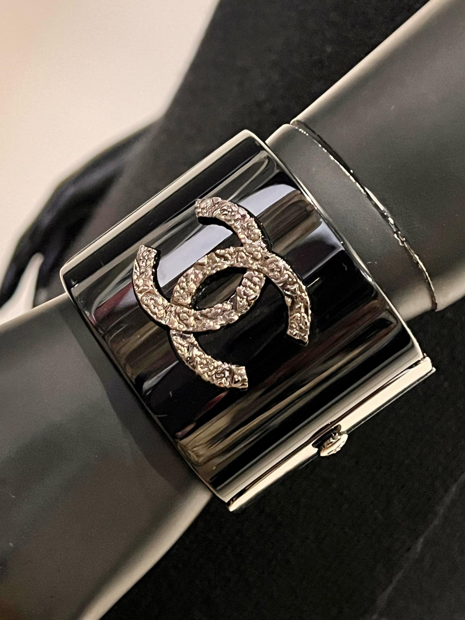 Chanel Black Resin And Silver CC Cuff In Excellent Condition In COLLINGWOOD, AU