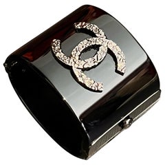 Brazalete CC Chanel de resina negra y plata