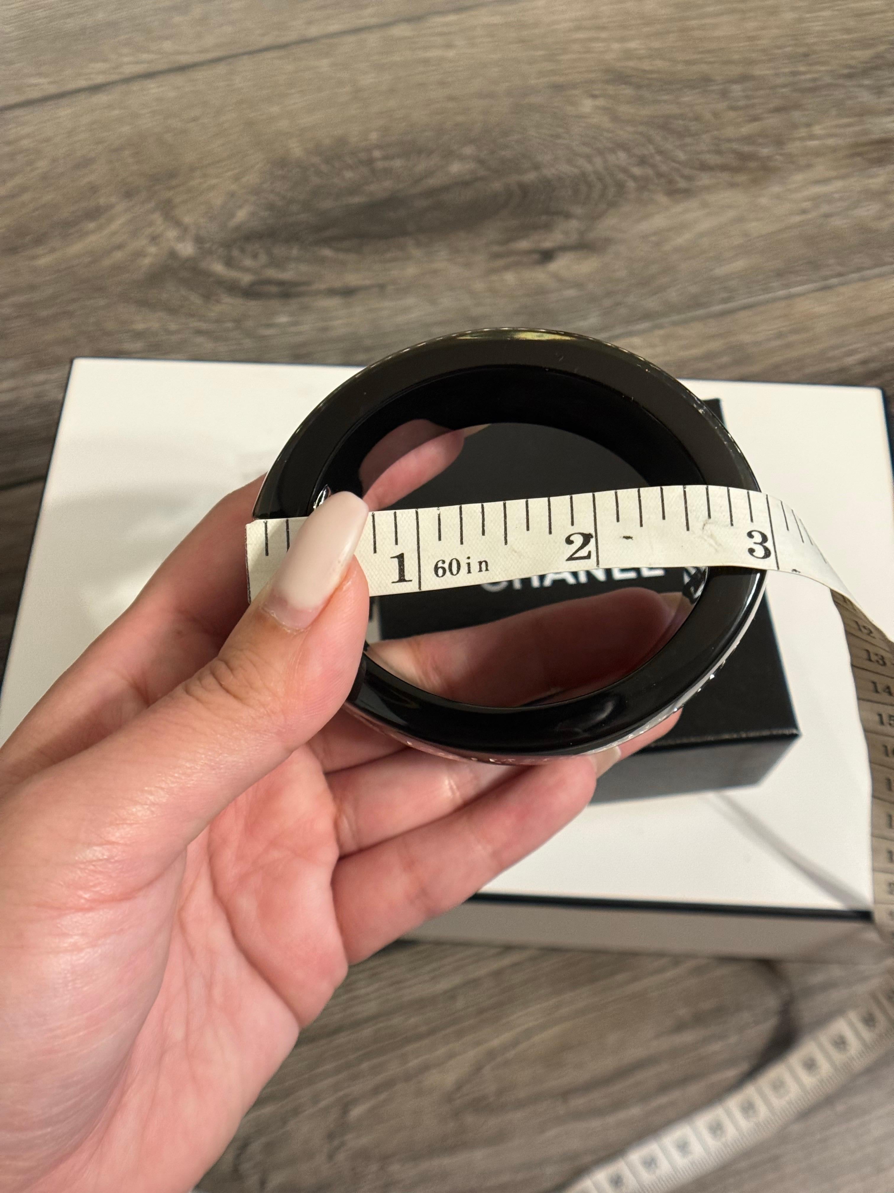 Chanel Bangle in resina nera con accenti di cristallo CC in vendita 6