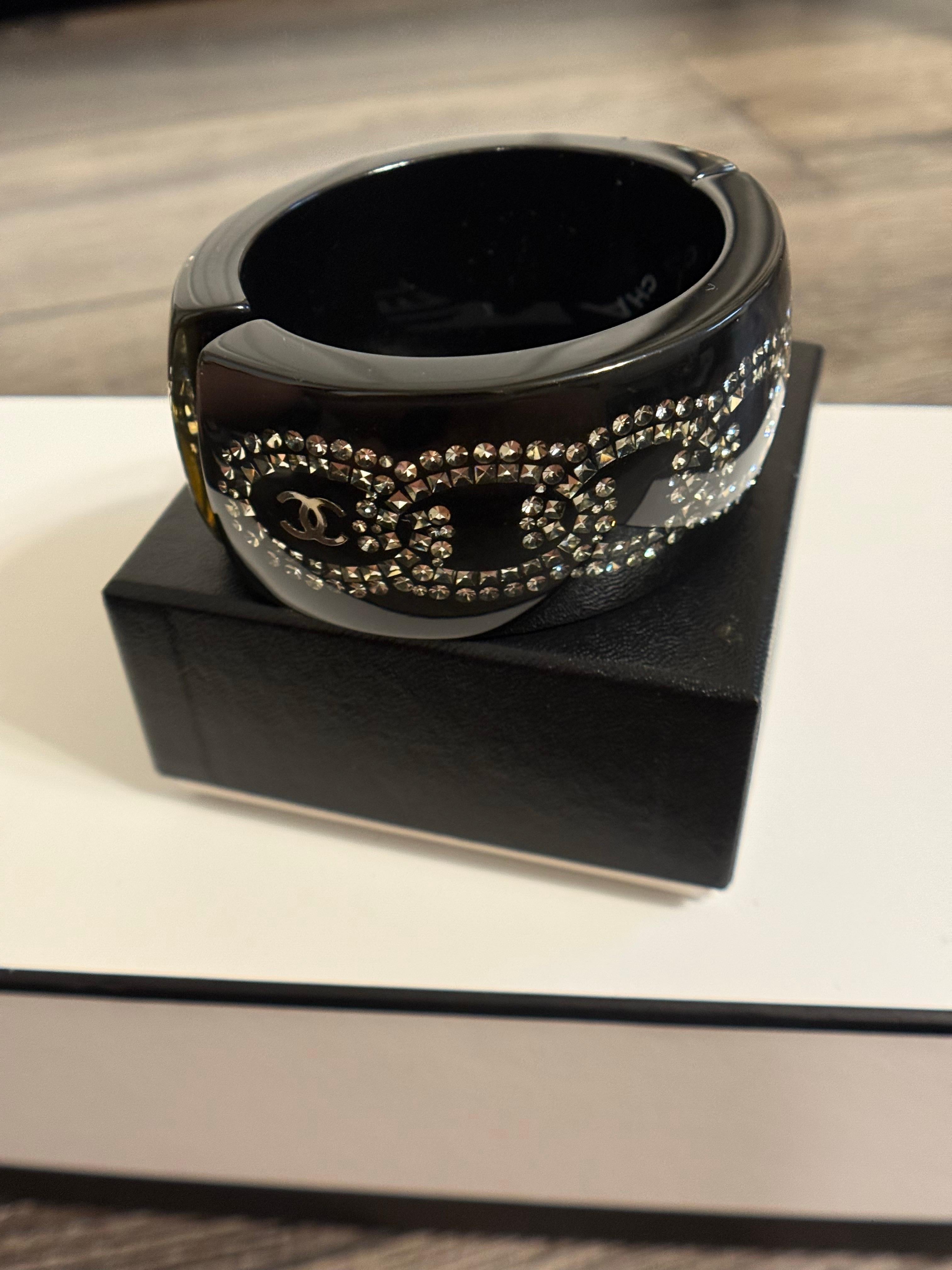 Chanel Bangle in resina nera con accenti di cristallo CC in vendita 7
