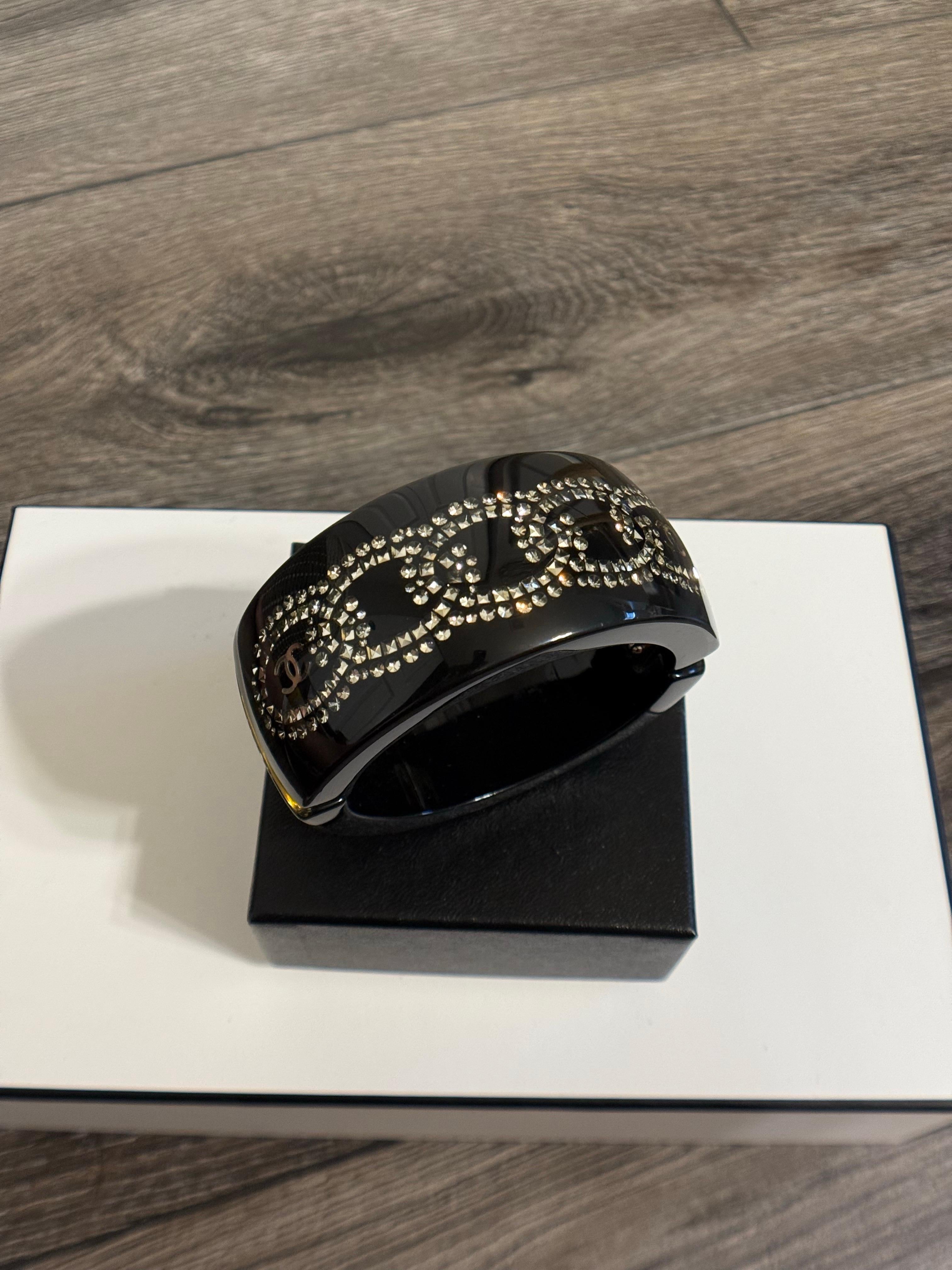 DETTAGLI:
Marchio di garanzia: CHANEL
Prodotto in Francia
Collezione 2011
Chiusura magnetica
Il bracciale è in buone condizioni e presenta un'usura minima.
Viene fornito con scatola

INFORMAZIONI IMPORTANTI:
Questo articolo è un pezzo usato e può