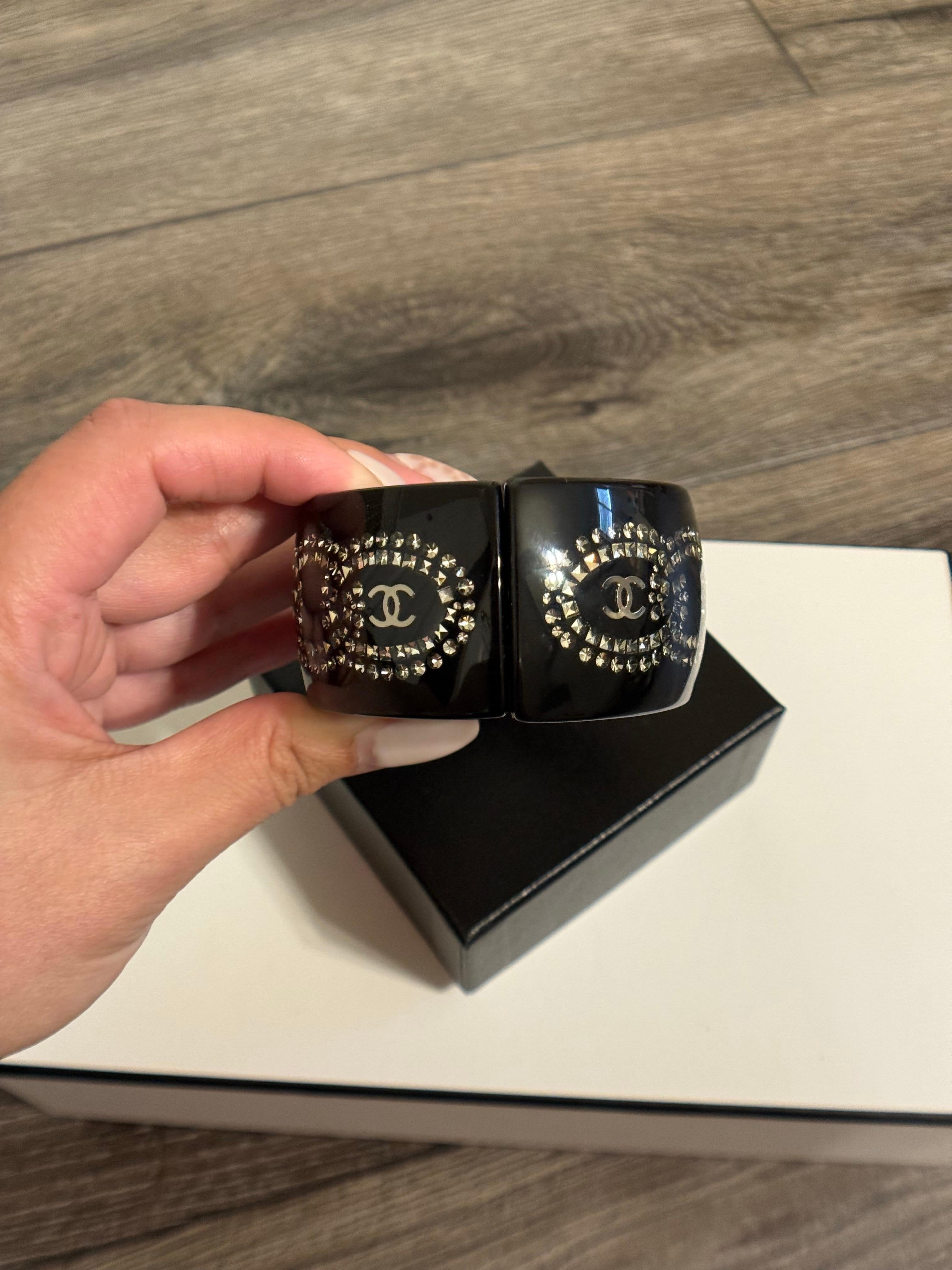 da uomo o donna Chanel Bangle in resina nera con accenti di cristallo CC in vendita