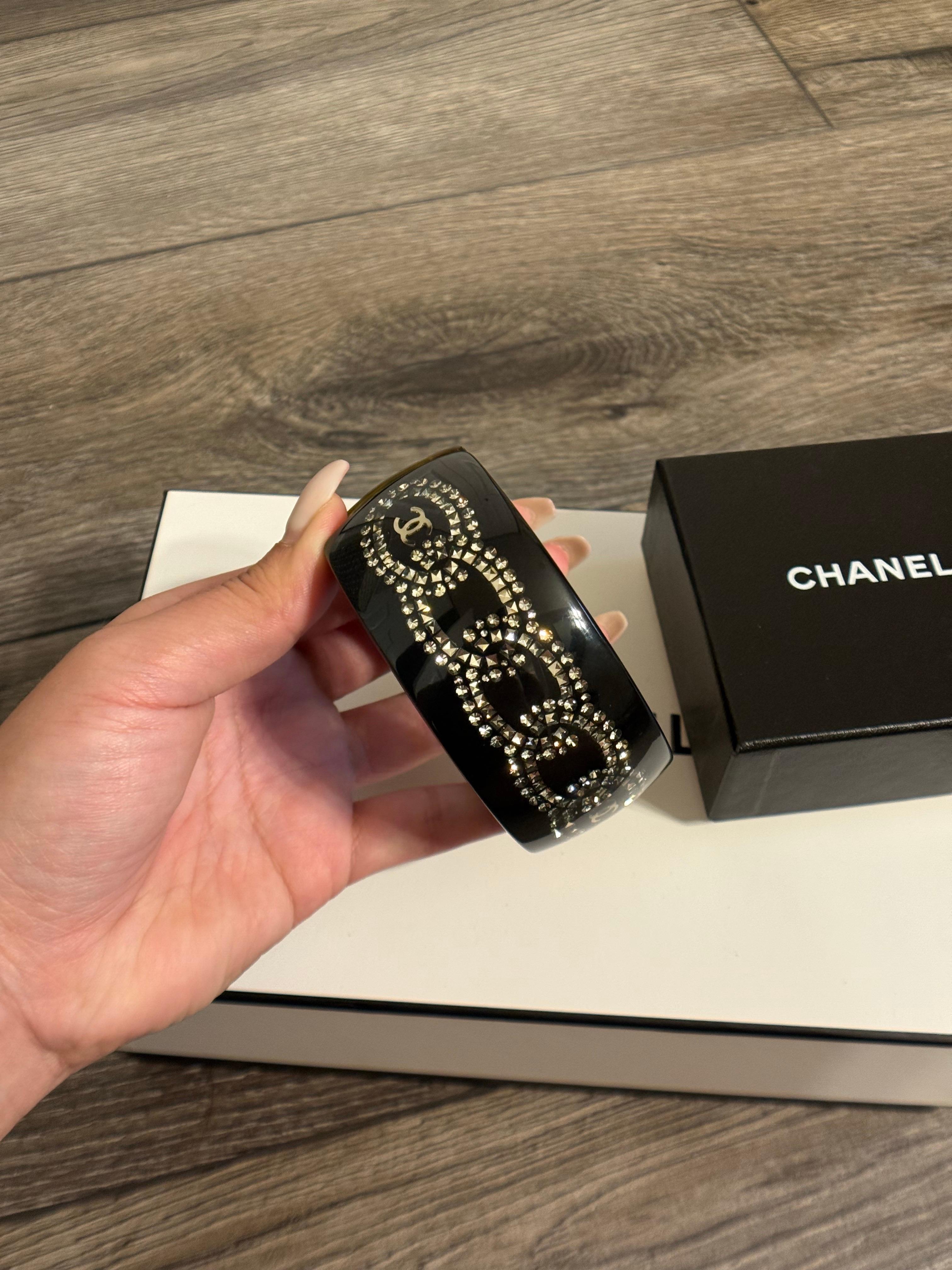 Chanel Bangle in resina nera con accenti di cristallo CC in vendita 2