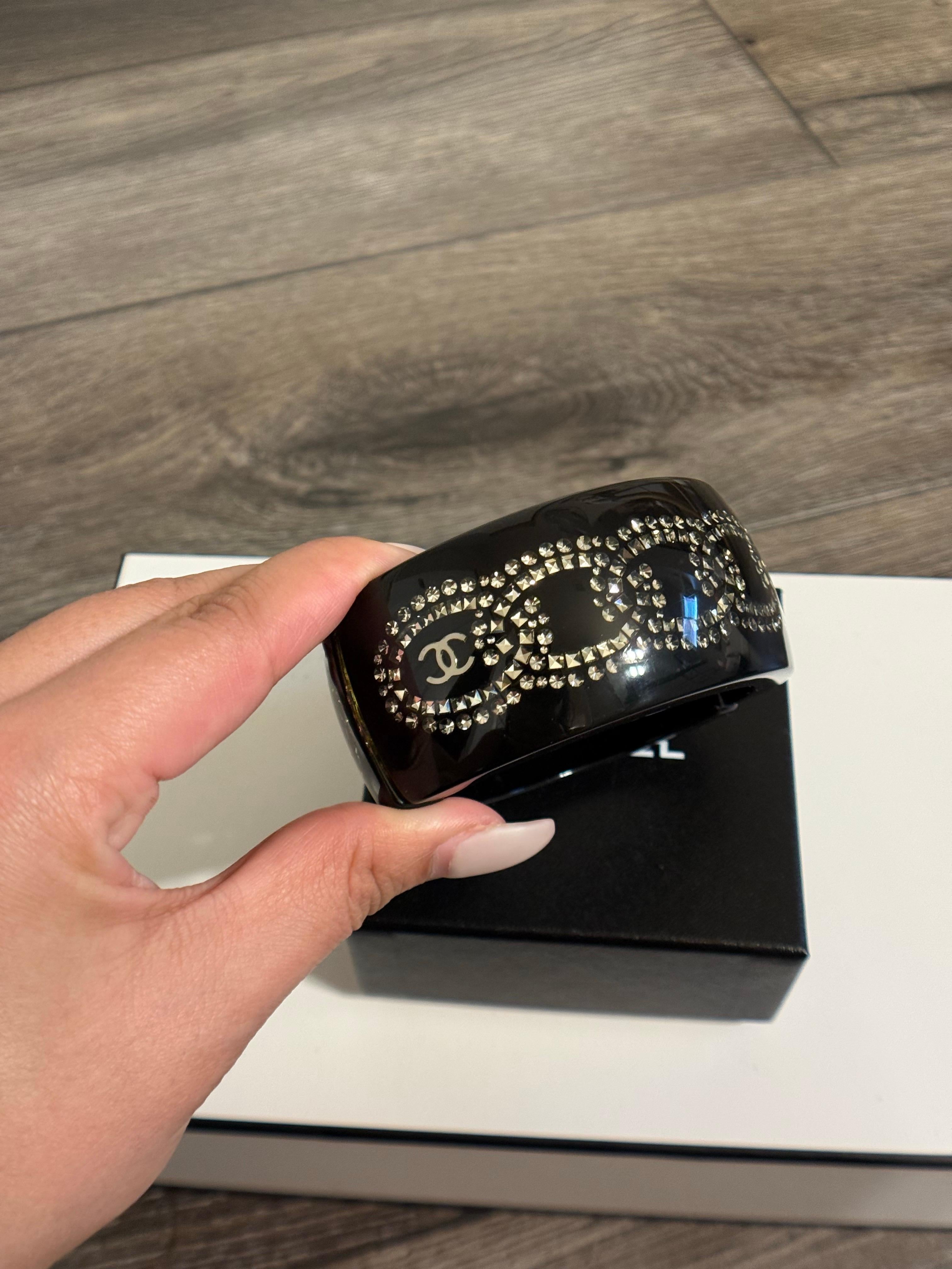 Chanel Bangle in resina nera con accenti di cristallo CC in vendita 3