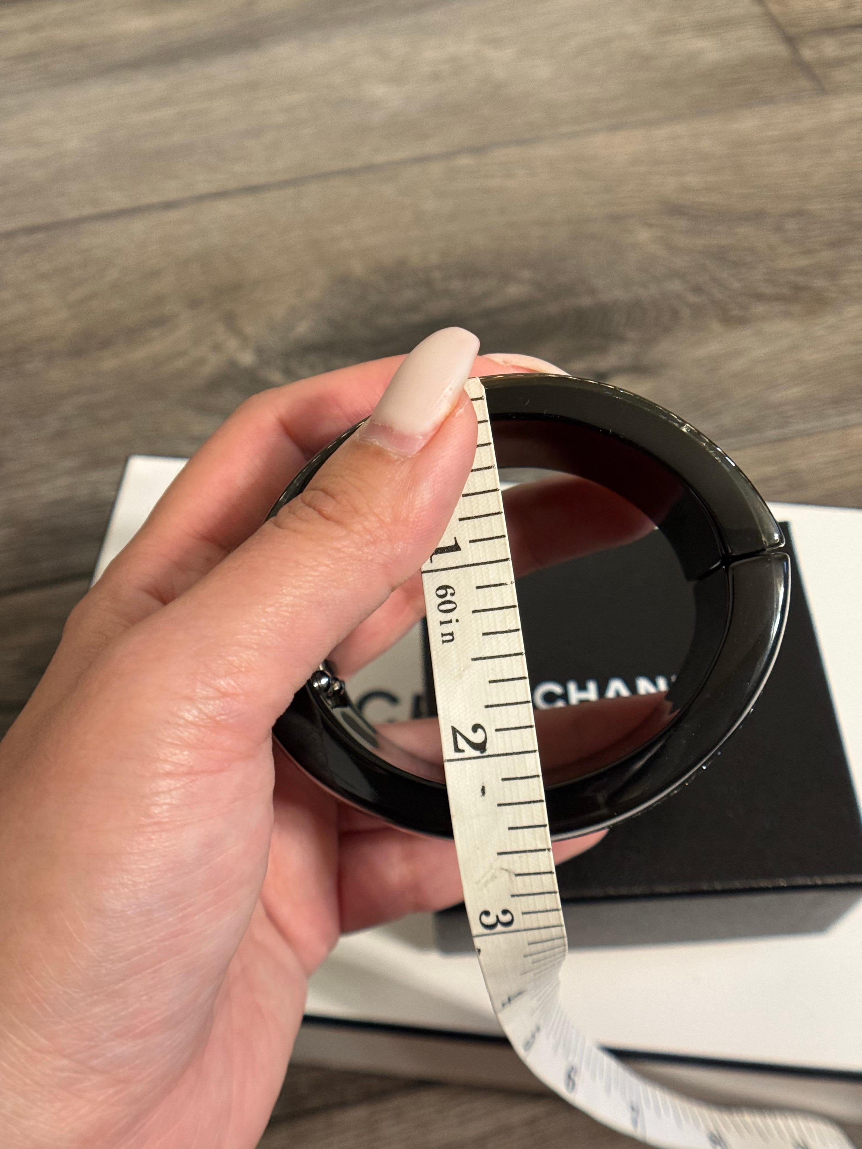 Chanel Bangle in resina nera con accenti di cristallo CC in vendita 5