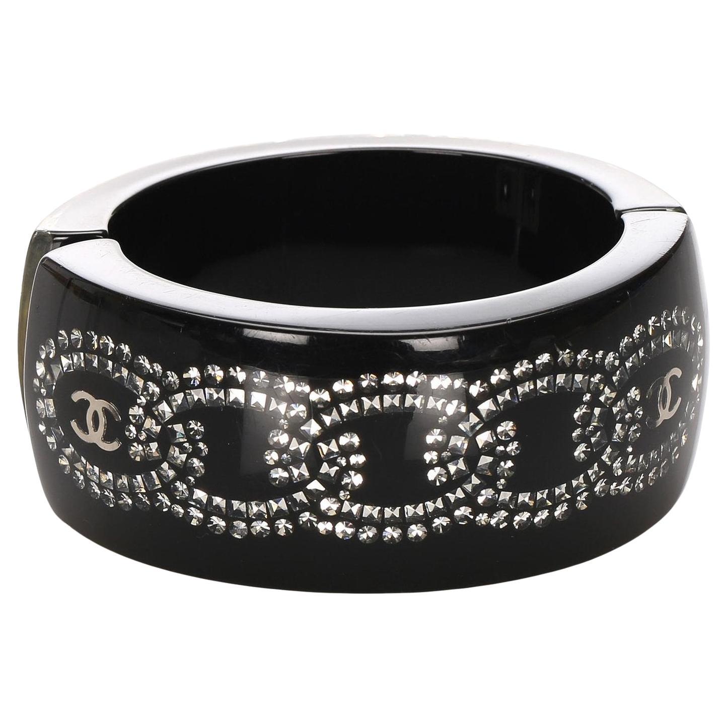 Chanel Brazalete de Resina Negro Acentos de Cristal CC