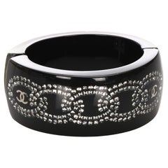 Chanel Bangle in resina nera con accenti di cristallo CC