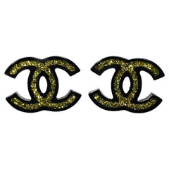 Chanel Schwarzer Harz CC Gold Glitter-Ohrringe mit durchbohrten Ohrringen 