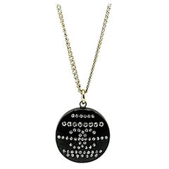 Chanel, collier pendentif CC en résine noire, 2009