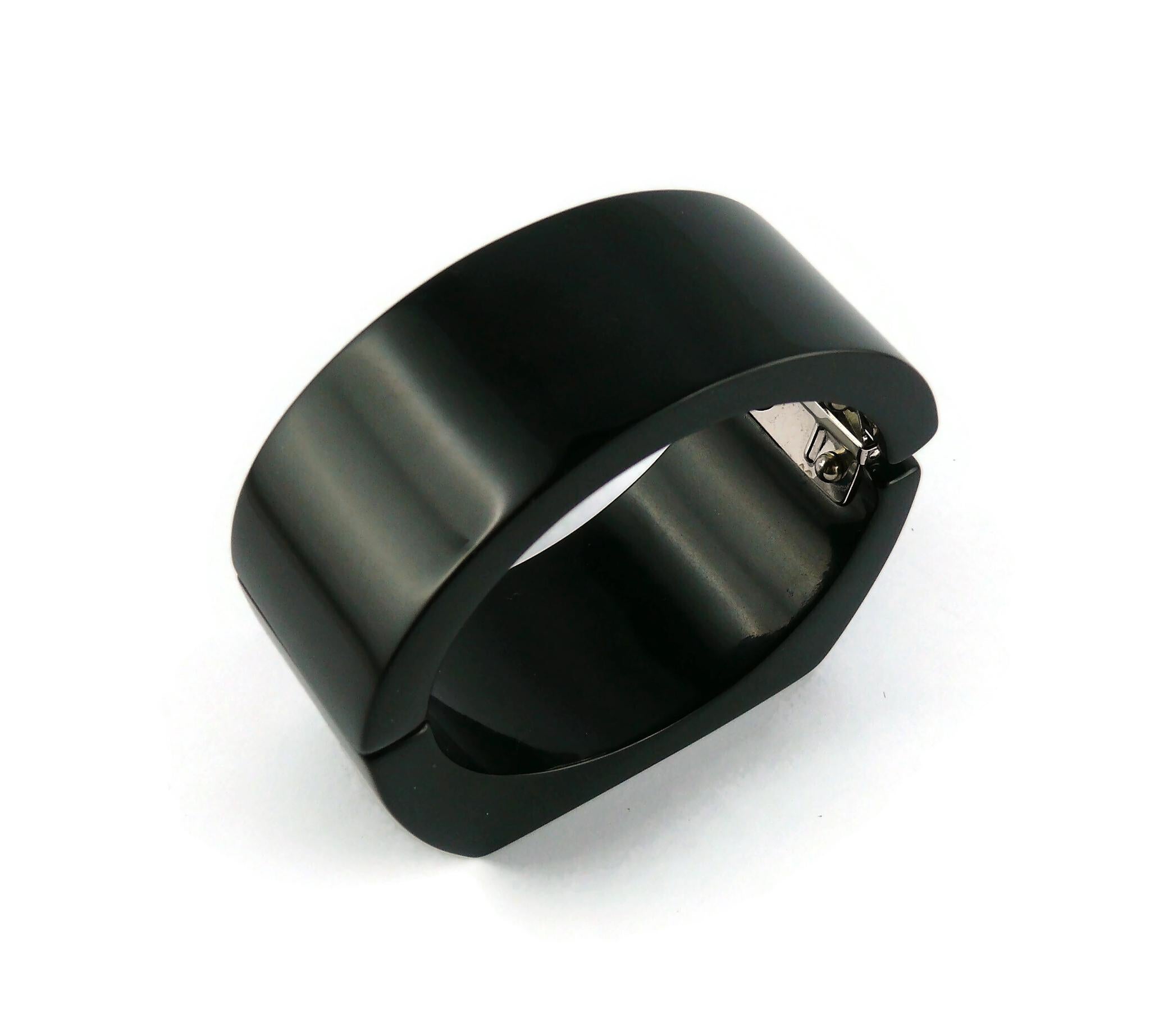 Chanel Bracciale Clamper con intarsi di cristalli in resina nera in vendita 11