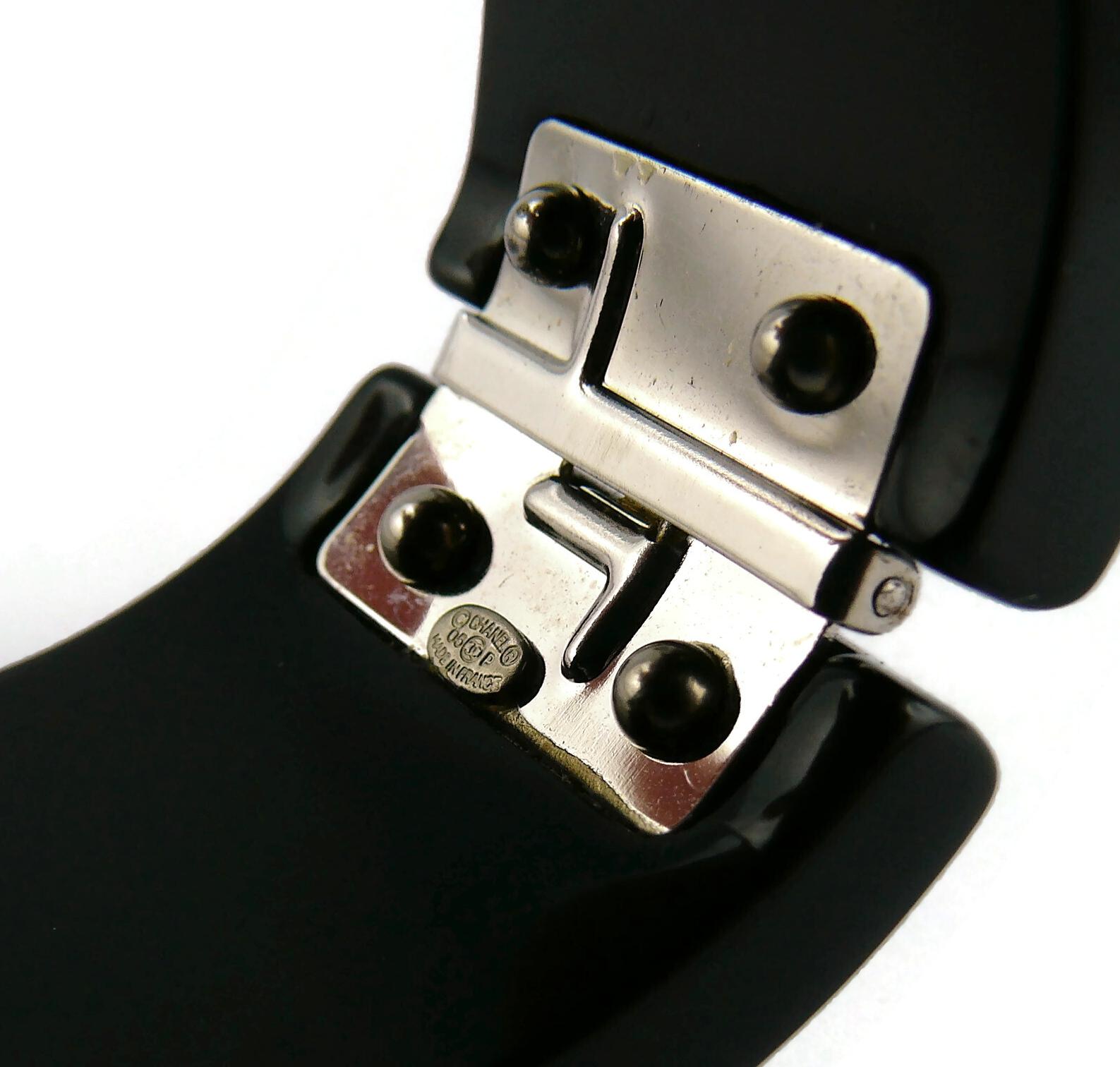 Chanel Bracciale Clamper con intarsi di cristalli in resina nera in vendita 13