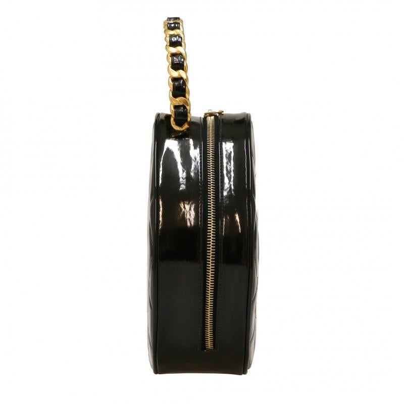Iconic black round bag in very good condition. 
Delivered with its authenticity card (hologram : 3380...).

Made in France
Material : leather
Dimensions : 21 x 21 x 7 cm
Year : 1994 - 1996 
Hardware : gold metal