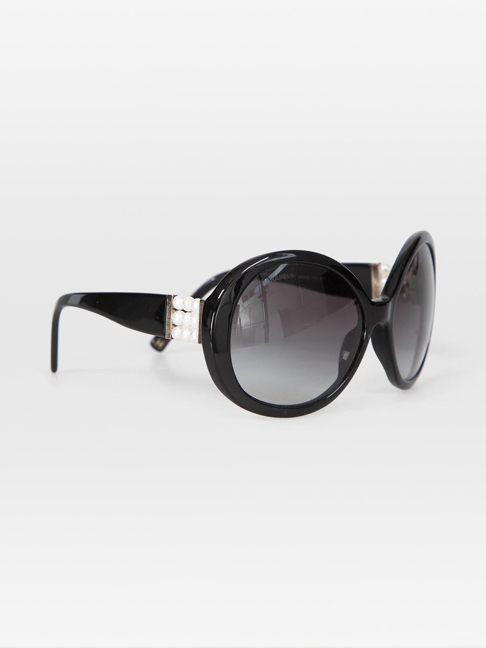 El ESTADO es Muy bueno. Se aprecia un desgaste mínimo en las gafas de sol. Desgaste mínimo de los detalles metálicos con un ligero deslustre en este artículo usado de reventa del diseñador Chanel. Viene con bolsa para el polvo.
 

 Detalles
 

 

