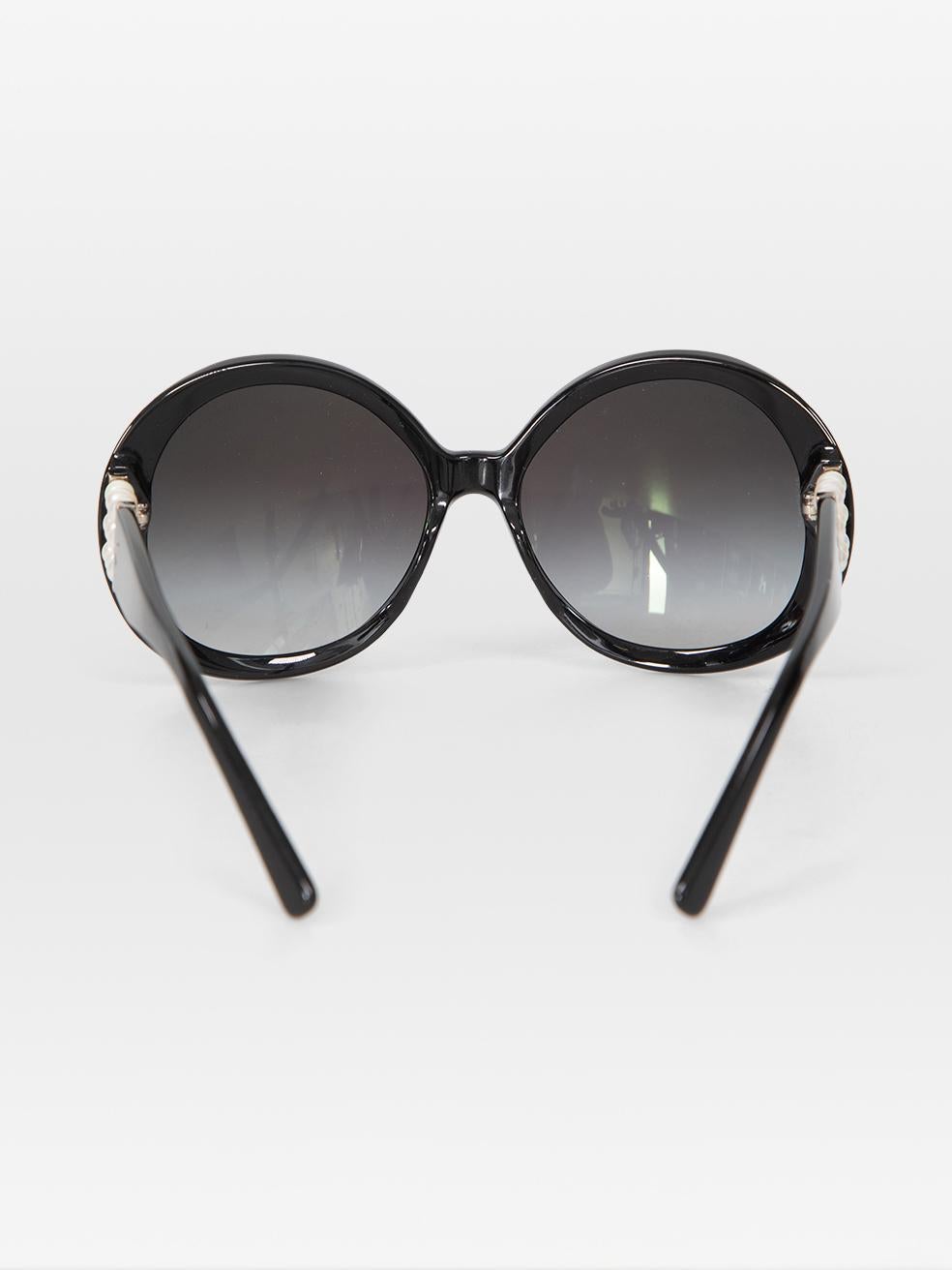 Chanel Gafas de sol redondas negras con detalle de perlas de imitación Negro en venta