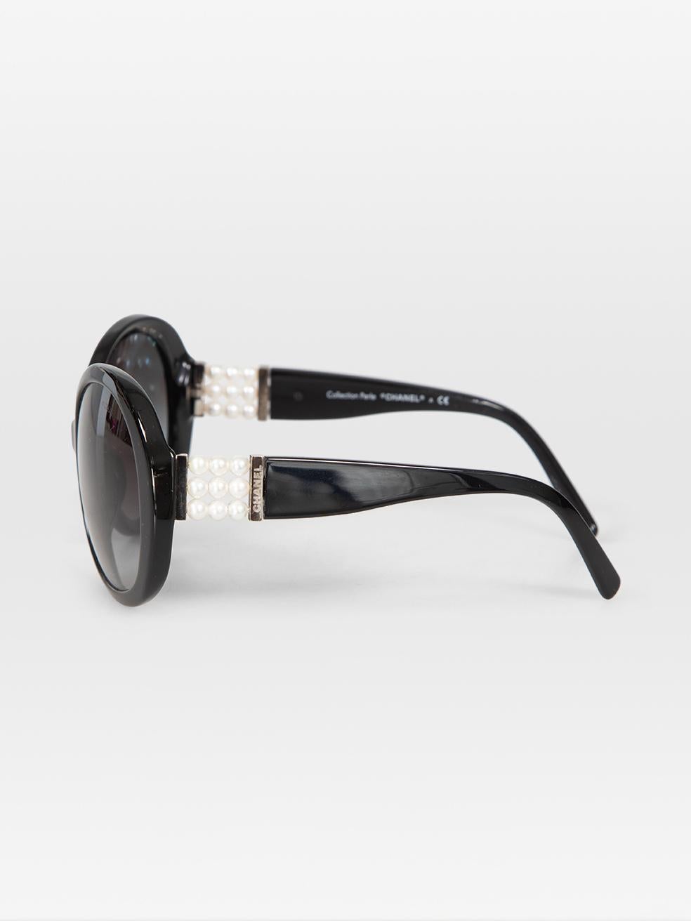 Chanel Gafas de sol redondas negras con detalle de perlas de imitación en Excelente estado para la venta en London, GB