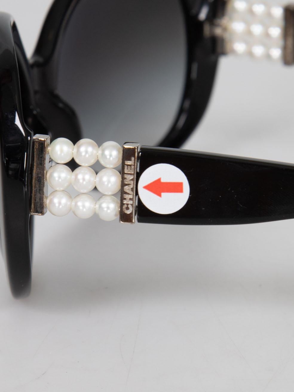 Chanel Gafas de sol redondas negras con detalle de perlas de imitación en venta 1
