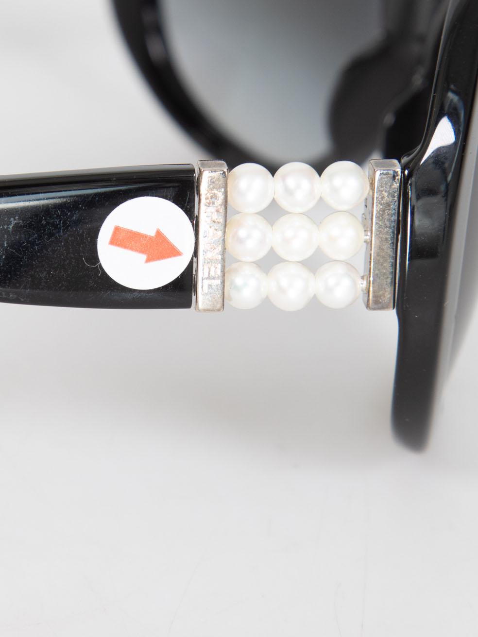 Chanel Gafas de sol redondas negras con detalle de perlas de imitación en venta 2