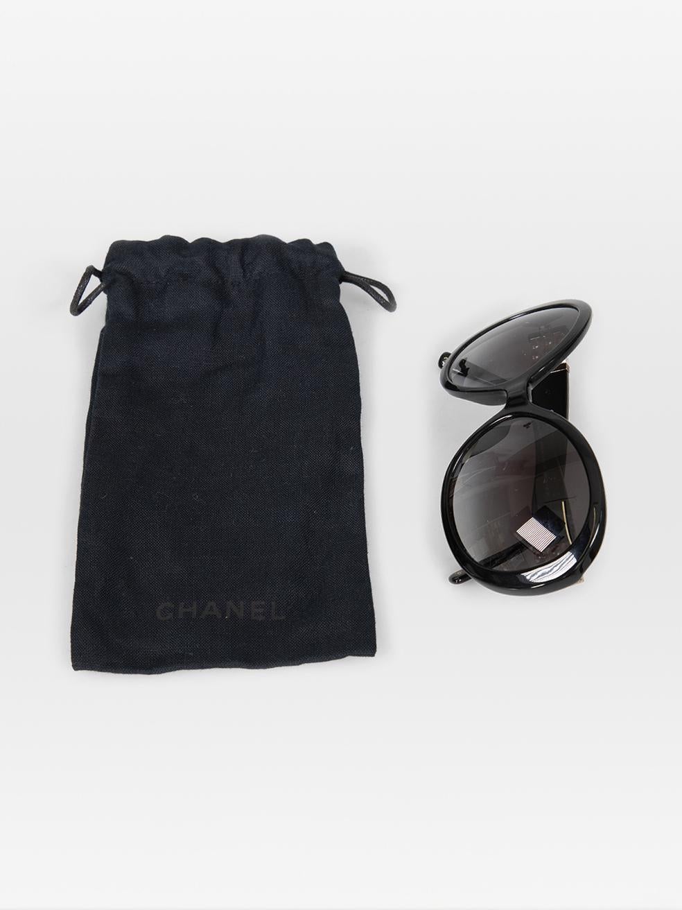 Chanel Gafas de sol redondas negras con detalle de perlas de imitación en venta 3