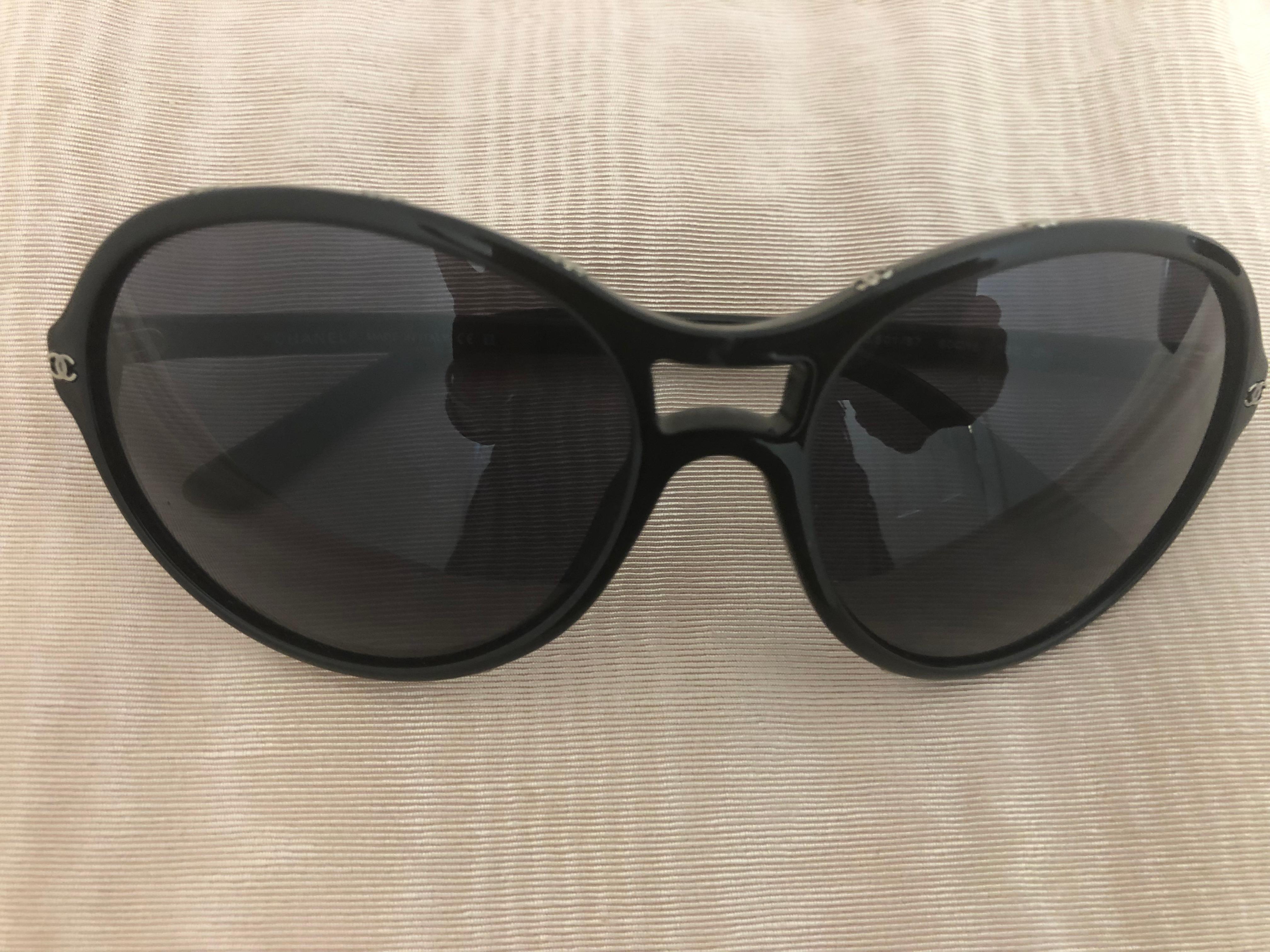 This lovely pair of sunglasses are in as new condition and feature the Chanel raised logo in a silver tone around the entire frame and temple. They have a very retro look and a nice bridge.