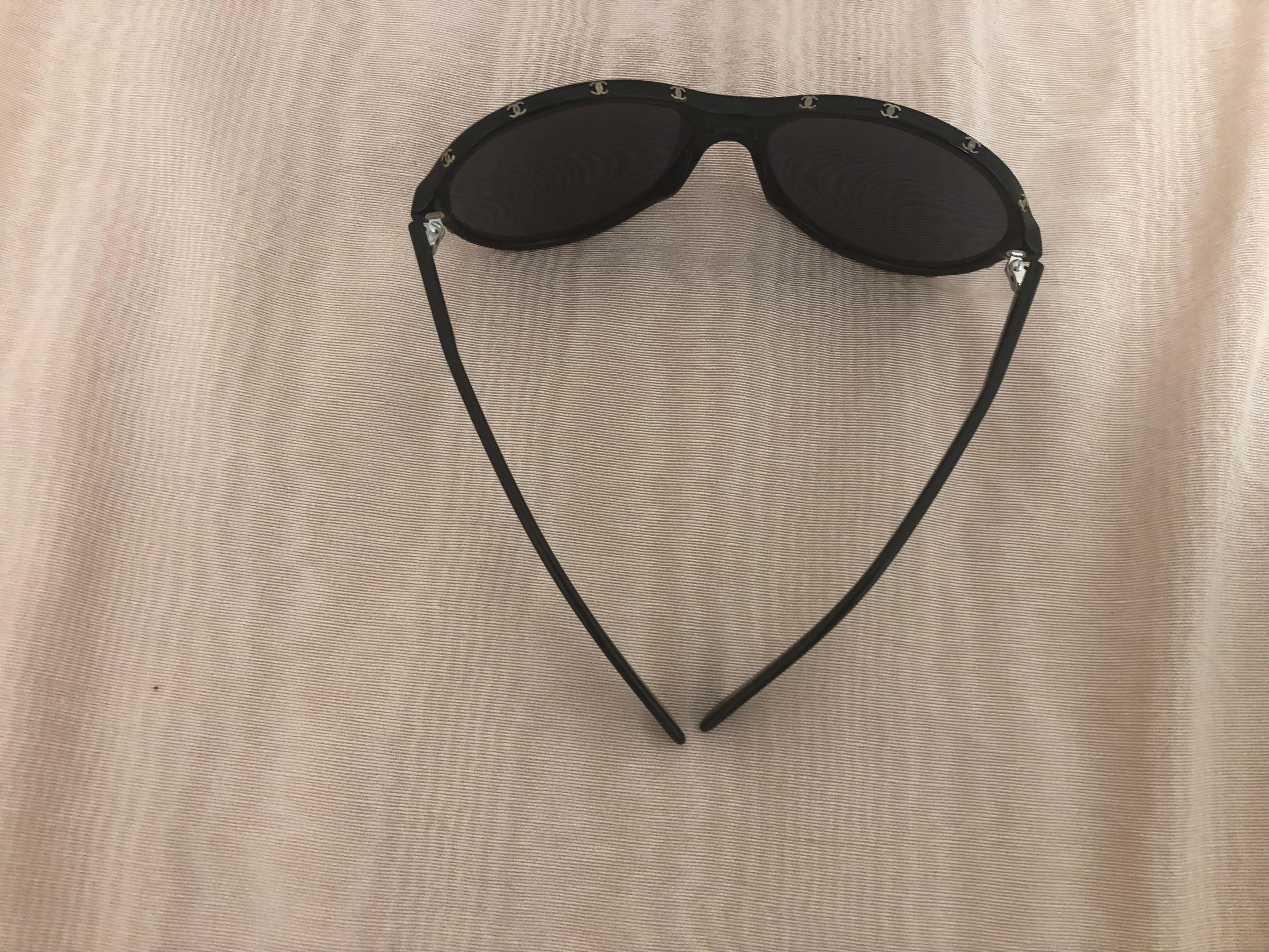 Chanel Black Round Sunglasses w/CC Raised Logo 5117 C.501/87. Case and Dust Bag In Excellent Condition In Port Hope, ON