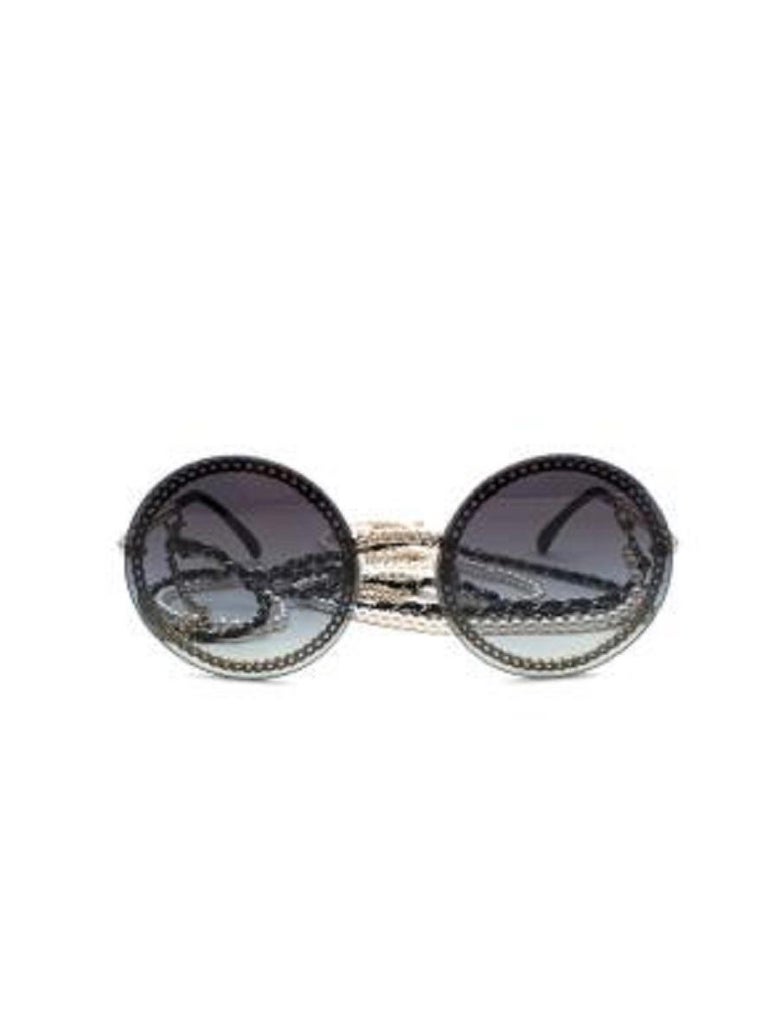 Lunettes de soleil rondes noires de Chanel avec chaîne en argent et fausses  perles et argent En vente sur 1stDibs