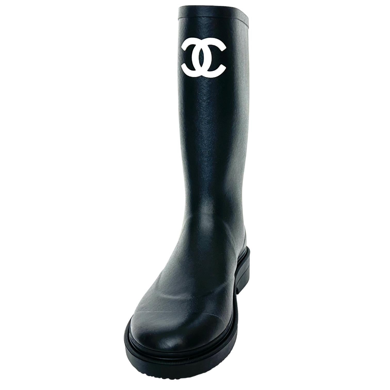 GUARANTEED AUTHENTIC CHANEL RUNWAY BLACK CAOUTCHOUC RUBBER KNEE HIGH BOOTS

Design:
- Black rubber knee-high boots.
- White CC logo at front.
- Rounded toe.
- Pull.
- Comes with original dust bags and box.

Size: 38

Measurement (Approximate):
Shaft