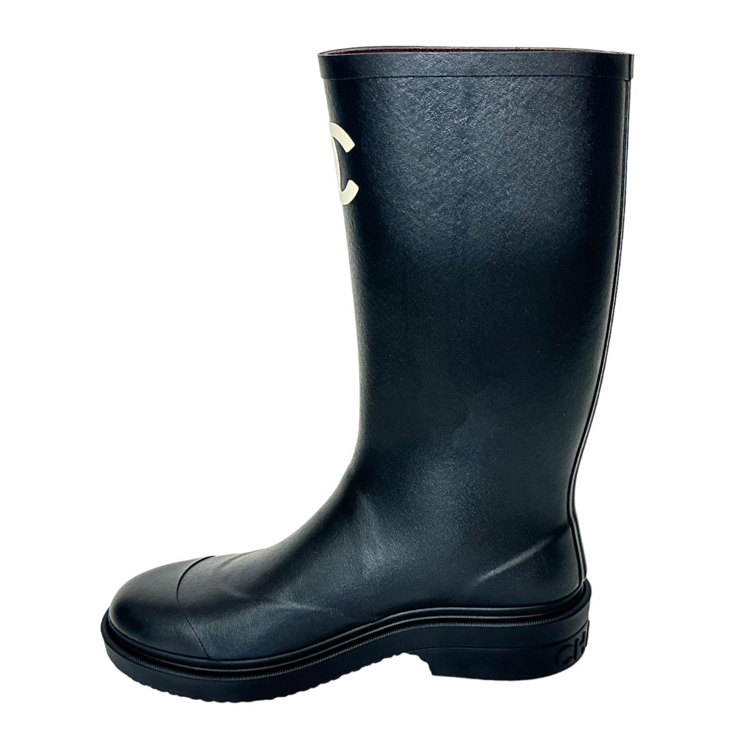CHANEL Black Rubber Boots Knee High White CC Logo Caoutchouc Sz 38 Runway BNIB In New Condition In Hollywood, FL