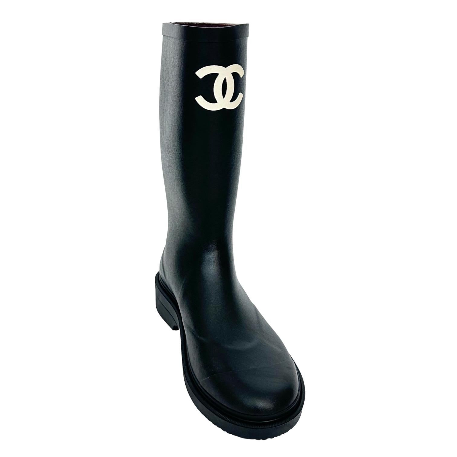 Women's CHANEL Black Rubber Boots Knee High White CC Logo Caoutchouc Sz 38 Runway BNIB