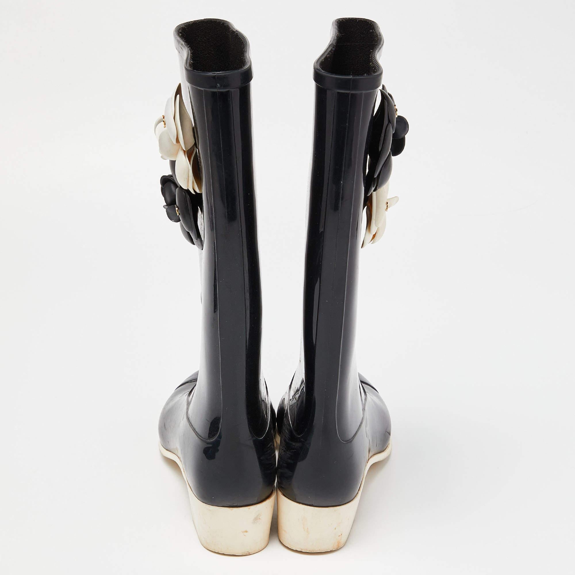 Chanel Black Rubber Camelia Rain Boots Size 38 In Good Condition In Dubai, Al Qouz 2
