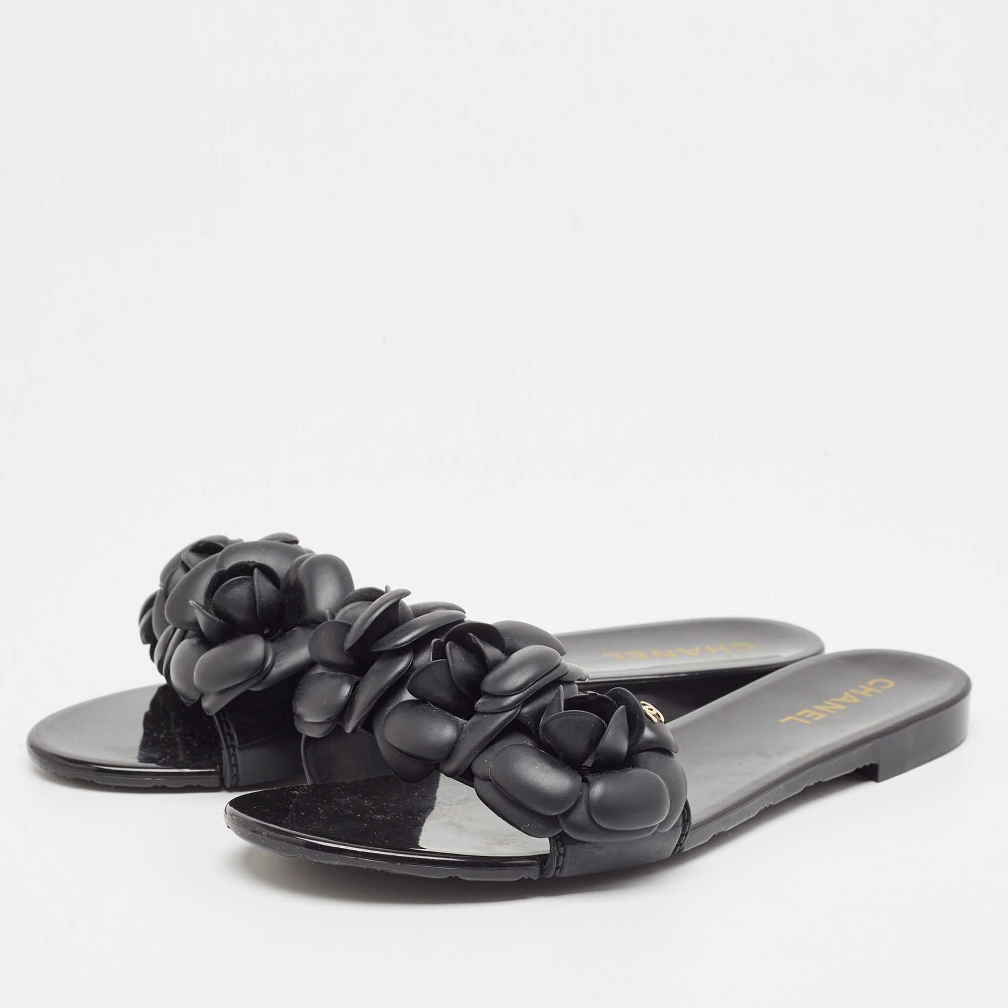 Encadrez vos pieds avec ces chaussures plates noires de Chanel. Créées à partir des meilleurs matériaux, les chaussures plates sont parfaites avec des ourlets courts, midi et maxi.

