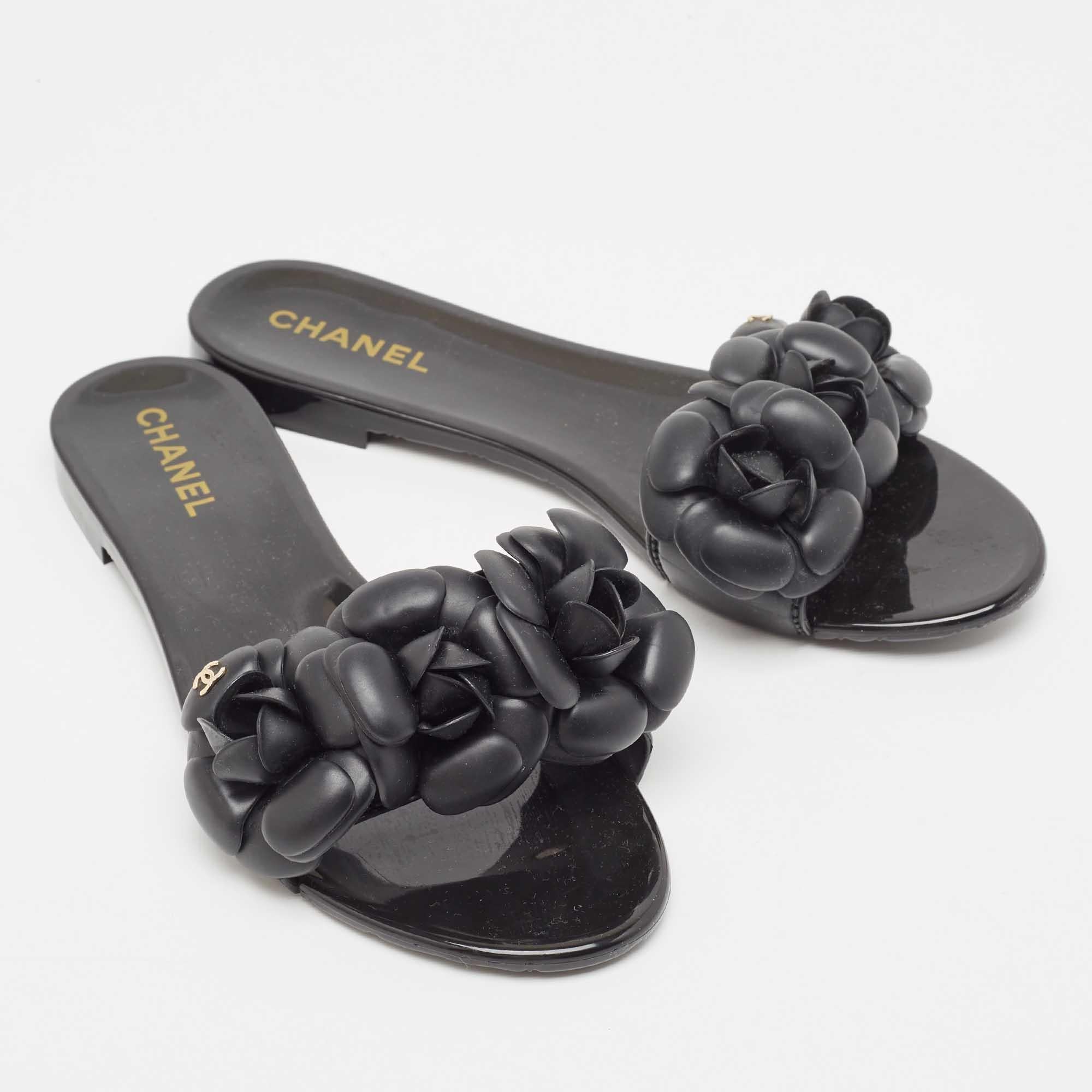 Chanel Black Rubber CC Camellia Flat Slides Size 38 In Excellent Condition For Sale In Dubai, Al Qouz 2