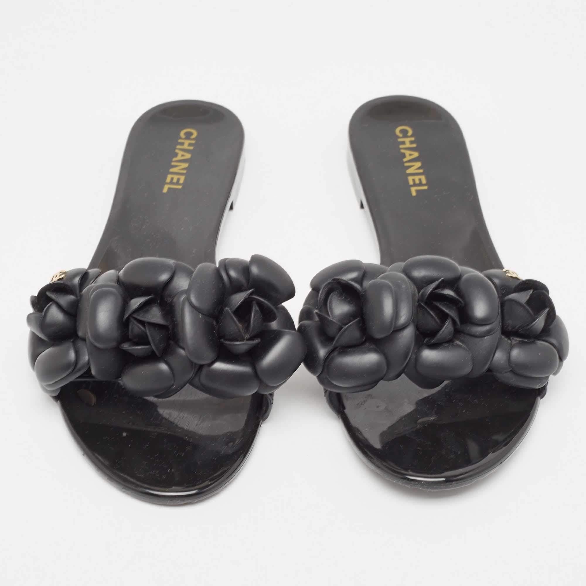 Women's Chanel Black Rubber CC Camellia Flat Slides Size 38 For Sale