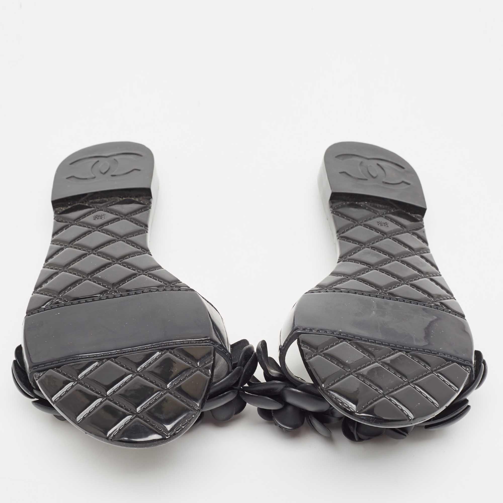 Chanel Chaussures plates Camélia en caoutchouc noir, Taille 38 en vente 2