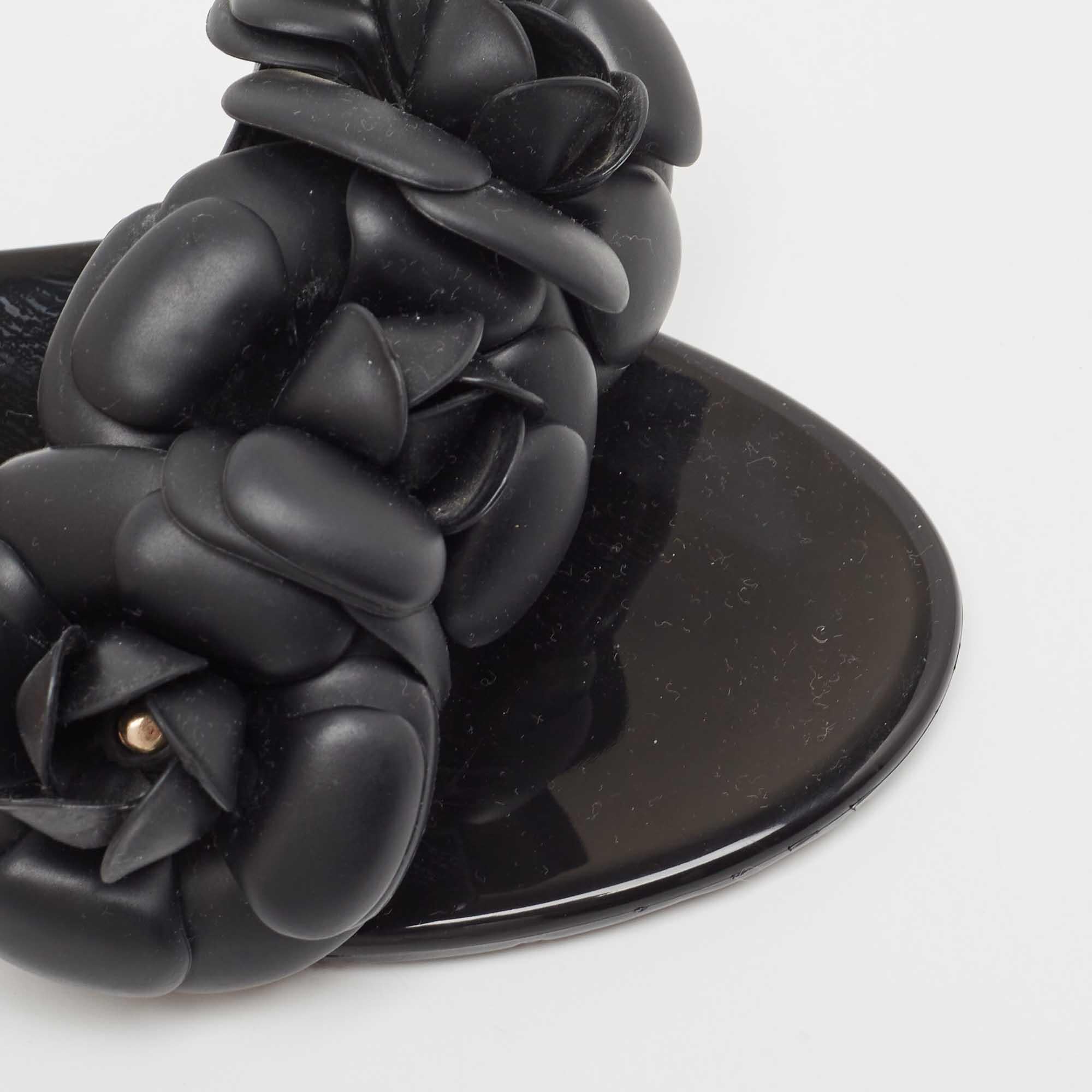 Chanel Chaussures plates Camélia en caoutchouc noir, Taille 38 en vente 3
